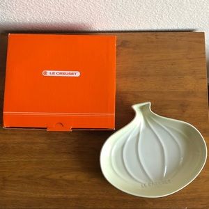 NWT Le Creuset Medium Onion Dish Dune